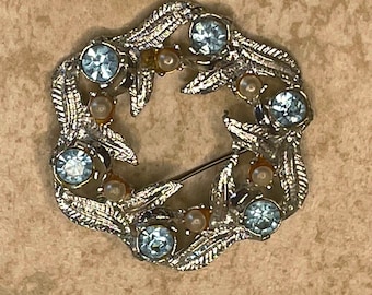 Vintage Brooch | Light blue topaz colored rhinestone and silver colored wreath brooch