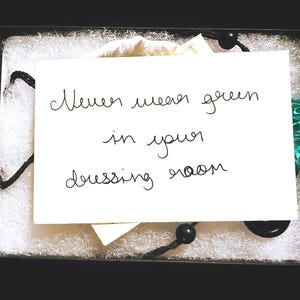 Never Wear Green in your Dressing Room note features double loop on the O, which according to hand-writing analyses, denotes a lie.