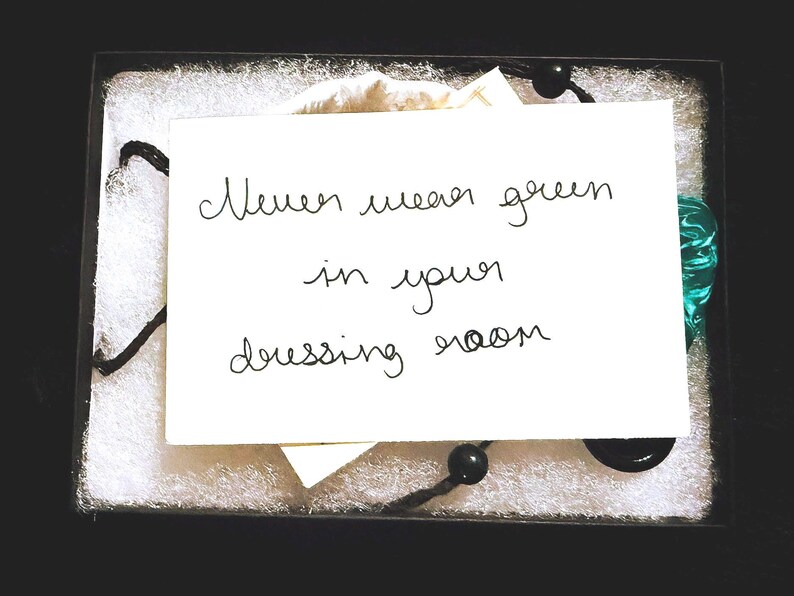 Never Wear Green in your Dressing Room note features double loop on the O, which according to hand-writing analyses, denotes a lie.