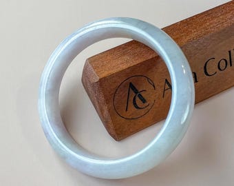 Bracelet classique en jade jadéite birman de type A, blanc, gris et lavande pâle, de 57,4 mm