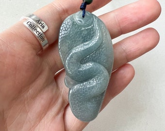 翡翠の蛇の彫刻ペンダントネックレス、中国十二支モチーフ、YJ-0622