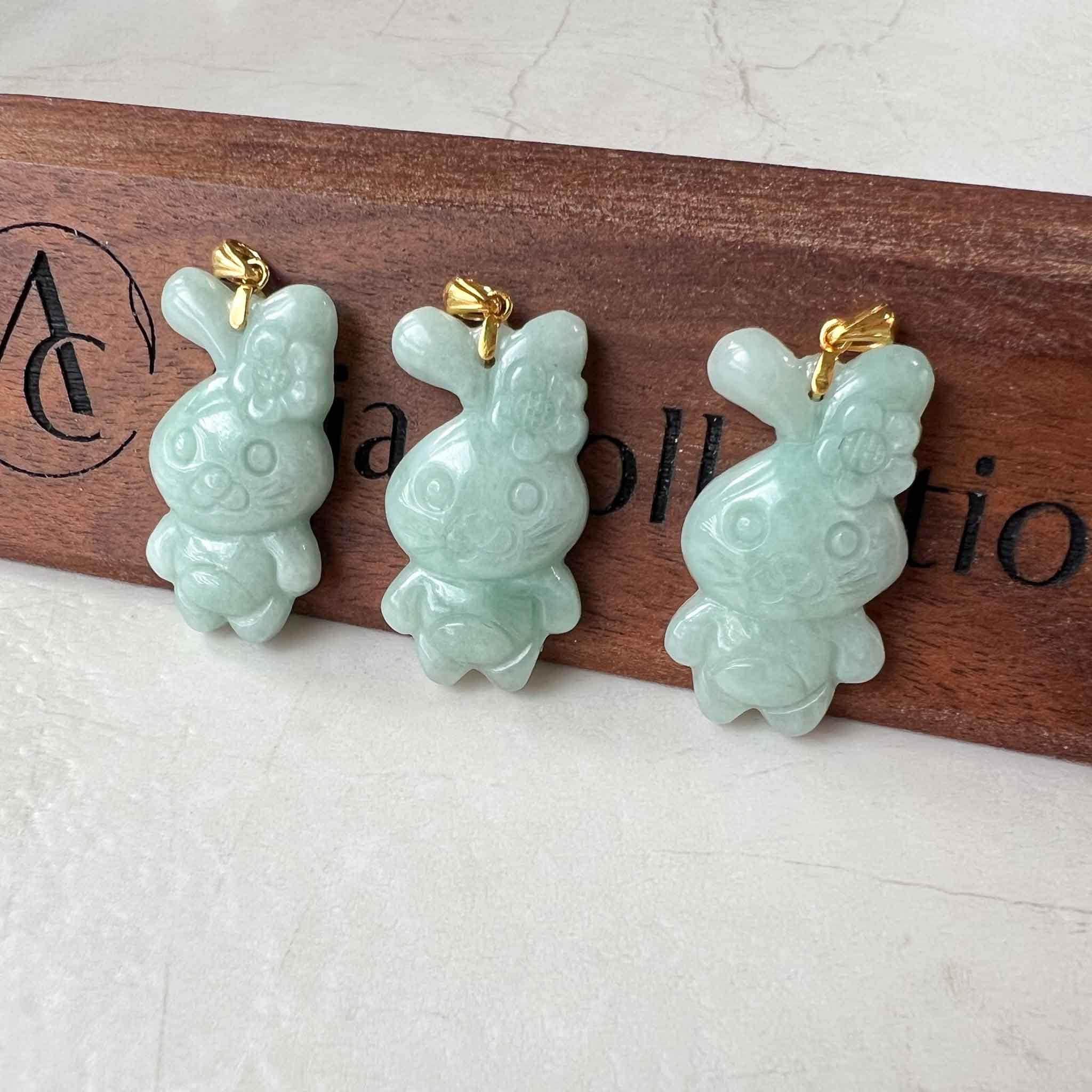 ライトグリーンジェダイト翡翠のカートゥーンラビットペンダント（18K