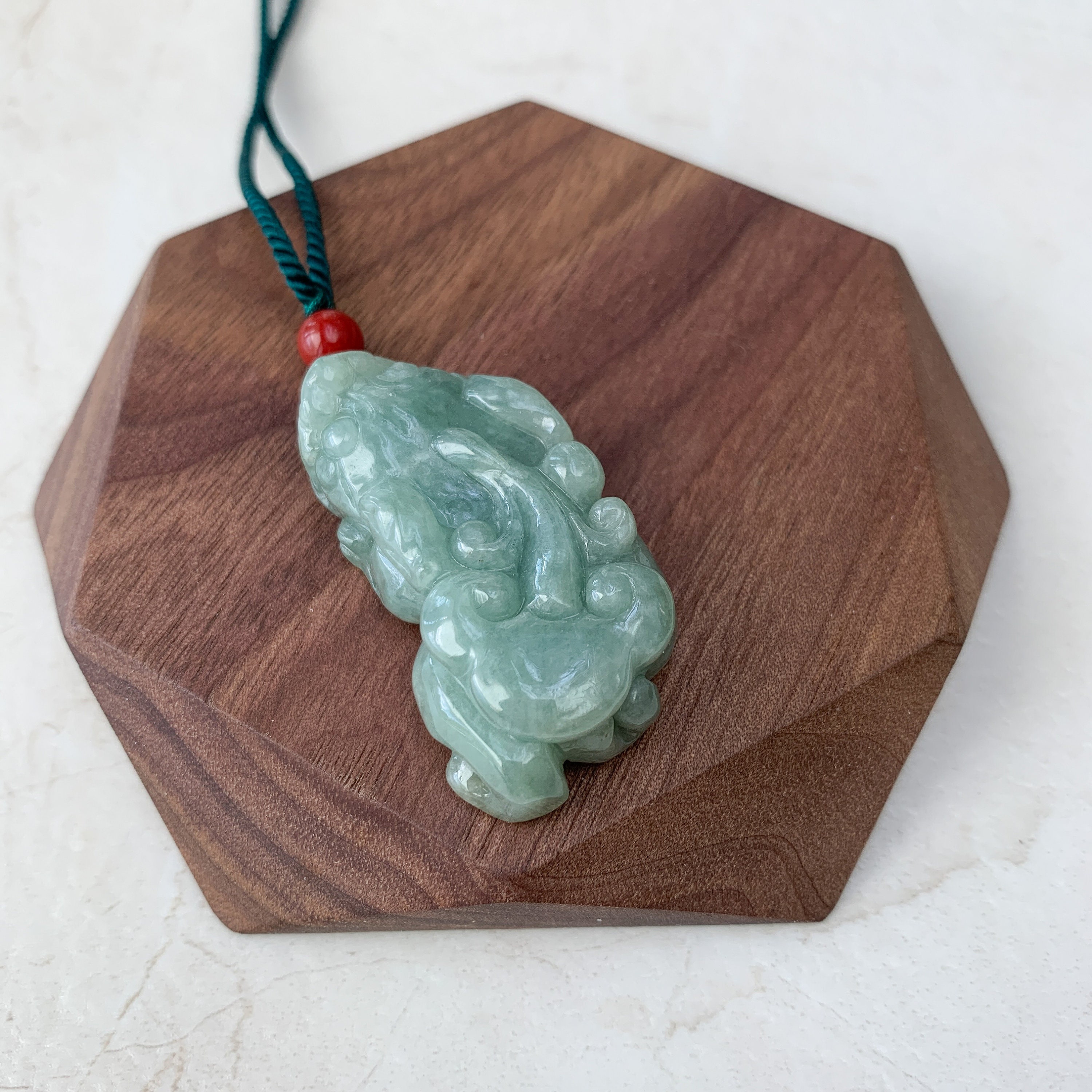 翡翠の龍（貔貅龍）中国彫刻ペンダント、YJ-0921-0132758 - Etsy 日本