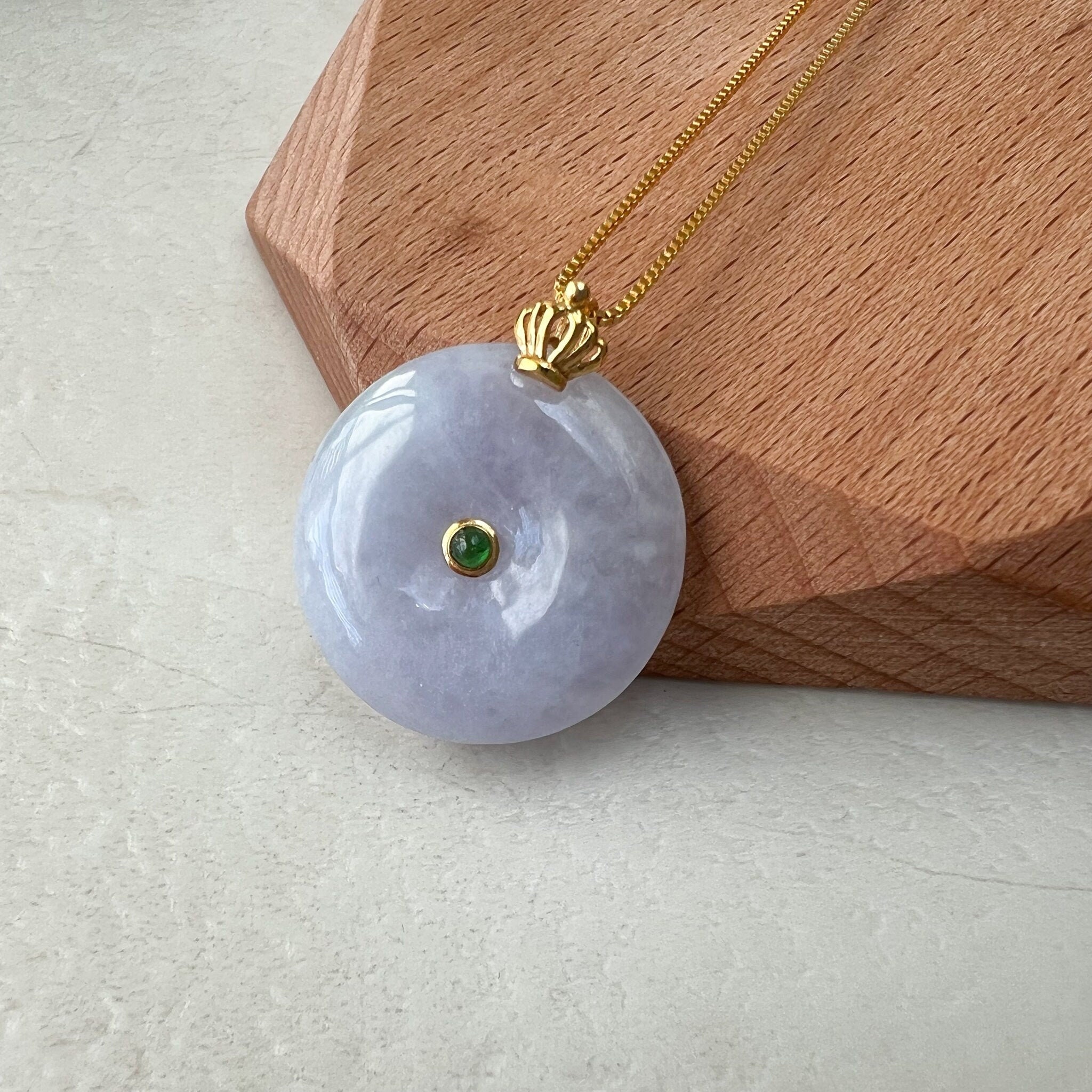 アクセサリー Kou Purple Jade Donut Ping an Kou Pendant With 18K Gold, Jadeite
