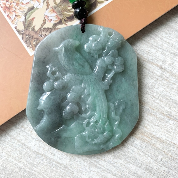 翡翠のカササギと梅の花を彫刻したペンダント、黒と緑の翡翠ネックレス