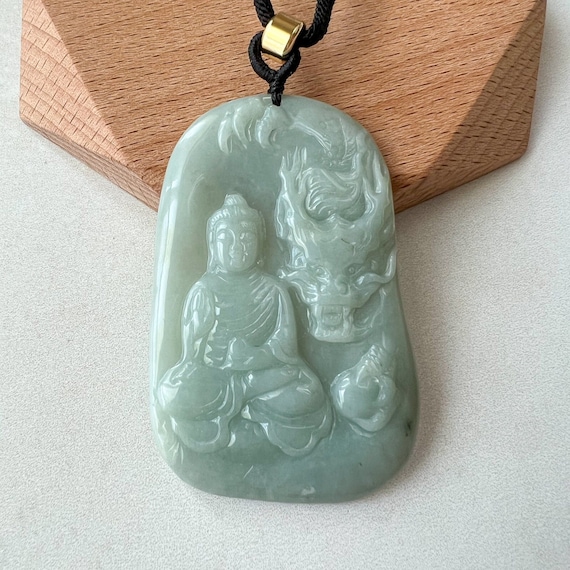 玉　翡翠の仏像ペンダント 緑色 約5cm 翡翠の阿弥陀仏と龍をモチーフにした緑色の彫刻ペンダントネックレス