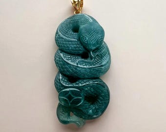 Ciondolo a forma di serpente in giada giadeite con gancio in oro massiccio 18 carati.