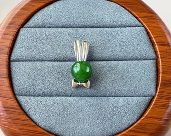 Colgante de jade nefrita con conejo verde y pajarita en plata de ley