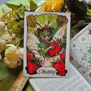 Carte postale originale de la fée aux fraises - inspirée du tarot - Illustration d'une fée - Février 2025