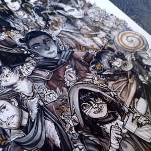 Könnte beinhalten: Eine Gruppe von Charakteren aus einer Fantasy-Geschichte, gezeichnet in Schwarzweiß mit grauen und goldenen Akzenten. Die Charaktere sind eine Katze, ein Mensch mit Bart, ein Mensch mit Kapuze, ein Mensch mit Hörnern, ein Mensch mit spitzen Ohren und ein Mensch mit Krone. Die Charaktere sind von Blumen und Blättern umgeben.