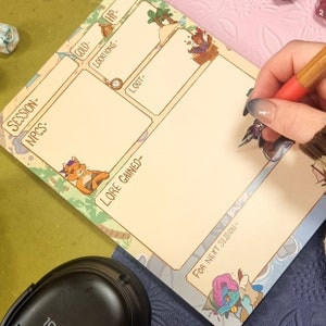 Könnte beinhalten: Ein druckbares Dungeons and Dragons Charakterblatt mit Abschnitten für Sitzungsnotizen, NSCs, Gold, Orte, Beute, erworbenes Wissen und für die nächste Sitzung. Das Blatt enthält Illustrationen eines Goblins, einer katzenartigen Kreatur und eines Gnoms.