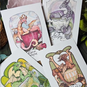 Impressions de cartes postales de la collection Dragon dans une tasse à thé