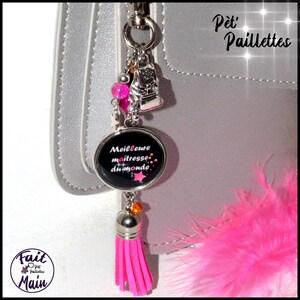 Bijou de sac personnalise pour maitresse avec cartable et pompon de suedine rose fuchsia, cadeau fin d annee scolaire, merci maitresse