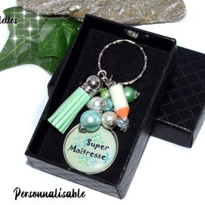 Porte cles effet grappe en perles de verre tons verts tendre pour une super maitresse, cadeau maitresse, porte cles personnalise maitresse