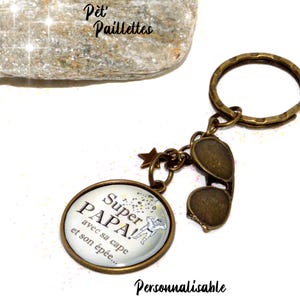 Porte clef pour papa a message avec lunettes de soleil, Super papa avec sa cape et son épée, papa super héros, porte clés homme tons bronzes
