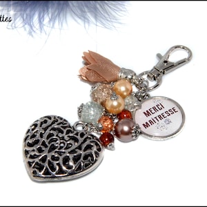 Bijou de sac grappe de perles de verre et message merci maitresse rose fuchsia et pompon, cadeau pour maitresse, porte cles maitresse