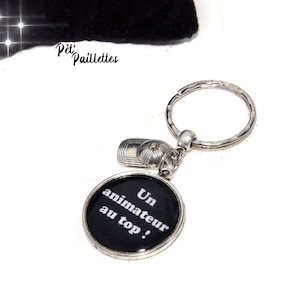 Porte cles pour un animateur avec breloque casquette en metal argente, remerciements animateur, Un animateur au top