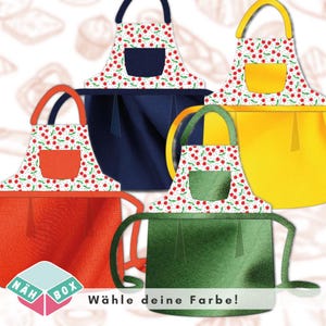 Könnte beinhalten: Verschiedenfarbige Schürzen, darunter rot, marineblau, gelb und grün, werden gezeigt. Jede Schürze hat eine weiße Oberseite mit einem roten Kirschmuster und eine einfarbige Tasche. Der Text "Wähle deine Farbe!" ist enthalten.