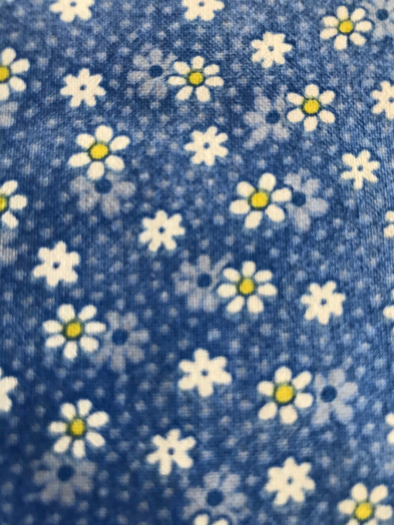 14 Choose a size 12 or by the yard Small Spaced Daisy on Blue Dasies Flowers 100/% Cotton Fabric FQ Fat Quarter