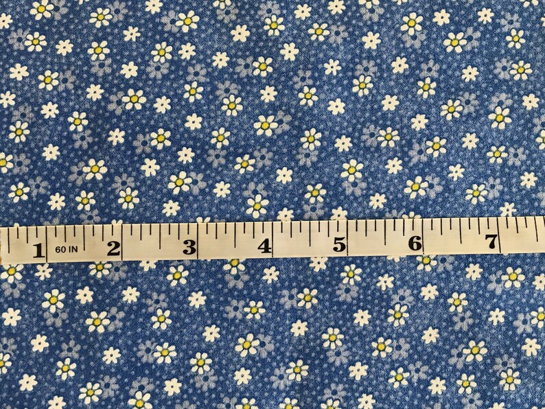14 Choose a size 12 or by the yard Small Spaced Daisy on Blue Dasies Flowers 100/% Cotton Fabric FQ Fat Quarter