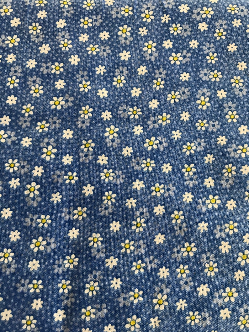14 Choose a size 12 or by the yard Small Spaced Daisy on Blue Dasies Flowers 100/% Cotton Fabric FQ Fat Quarter