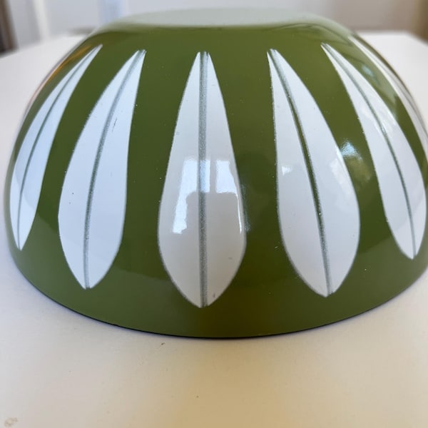 Vintage Cathrineholm 7 inch Lotus Bowl Avocado Green Norwegian Enamelware. Mid Century Modern. Grete Prytz Kittelsen Design. Great Condition
