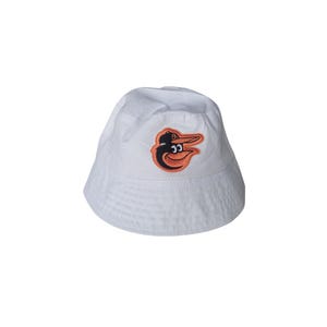 Pu&ograve; includere: Cappello a secchiello bianco con il logo dei Baltimore Orioles. Il logo &egrave; un uccello arancione con contorno nero e occhio bianco. Il cappello &egrave; realizzato in materiale morbido e leggero, adatto per il tempo libero e la protezione solare.