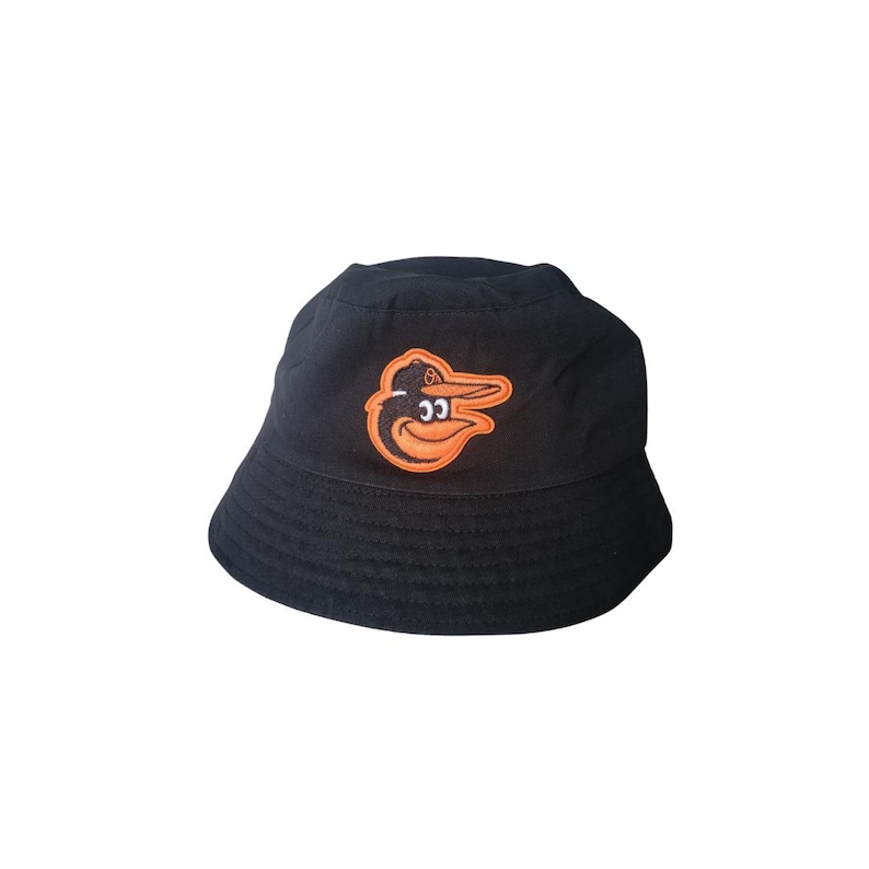 Pu&ograve; includere: Cappello a secchiello nero con logo ricamato di uccello arancione e bianco. Il cappello ha una corona arrotondata e una tesa rivolta verso il basso. Il logo &egrave; un uccello stilizzato. Il cappello &egrave; in tessuto morbido.