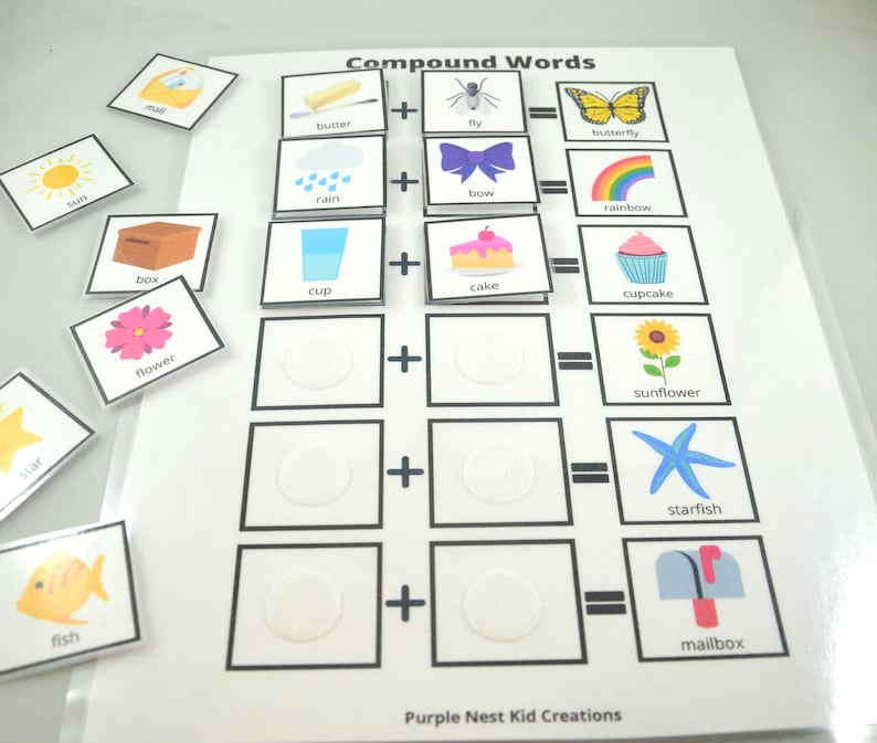 K&ouml;nnte beinhalten: Ein wei&szlig;es Lernspiel mit schwarzen R&auml;ndern und bunten Bildern. Das Spiel ist dazu gedacht, Kindern das Lernen von zusammengesetzten W&ouml;rtern zu erleichtern. Die Bilder zeigen einen Schmetterling, einen Regenbogen, einen Cupcake, eine Sonnenblume, einen Seestern und einen Briefkasten. Der Text "Zusammengesetzte W&ouml;rter" ist oben auf dem Spiel gedruckt.