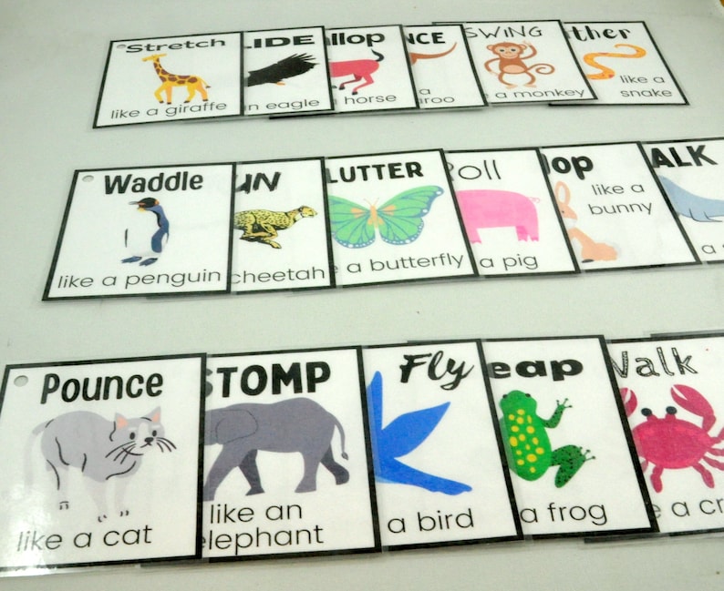 Peut inclure: Un ensemble de 16 cartes m&eacute;moire color&eacute;es avec des illustrations d'animaux et des mots d'action. Chaque carte pr&eacute;sente un animal diff&eacute;rent et un verbe d&eacute;crivant son mouvement, comme "se dandiner comme un pingouin" ou "voler comme un oiseau".