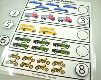 Może przedstawiać: Drukowana karta pracy dla dzieci, aby liczyły różne rodzaje pojazdów. Karta pracy zawiera zdjęcia samochodów, ciężarówek, autobusów szkolnych, pickupów i motocykli. Karta pracy zawiera miejsce, w którym dzieci mogą wpisać liczbę każdego rodzaju pojazdu.