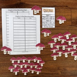 Puede incluir: Un conjunto de hojas de trabajo imprimibles para aprender los nombres plurales. Las hojas de trabajo incluyen una hoja de registro de singular a plural y un conjunto de reglas para la ortografía de los nombres plurales. Las hojas de trabajo están ilustradas con tarjetas de memoria en forma de hongo con diferentes palabras escritas en ellas.