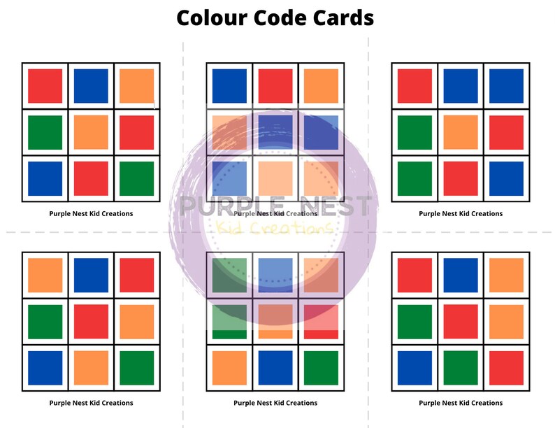 Op de afbeelding: Zes verschillende kleurcodekaarten met een 3x3 raster van gekleurde vierkanten. Elke kaart heeft een andere opstelling van rode, blauwe, groene, oranje en perzikkleurige vierkanten.