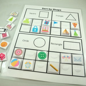 Op de afbeelding: Een wit vel papier met de woorden "Sorteer op vorm" bovenaan. Het vel is verdeeld in vier secties, elk met een andere vorm: vierkant, driehoek, cirkel en rechthoek. Elke sectie heeft een raster van vierkanten met verschillende afbeeldingen erin, zoals een huis, een boom, een cadeau, een vlag, een pizza, een donut, een knoop, een strandbal, een wekker, een liniaal en een envelop.