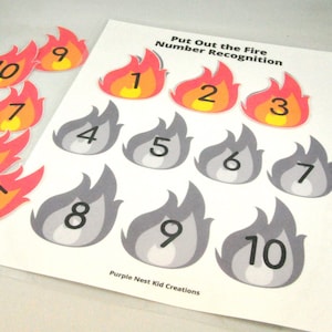 Könnte beinhalten: Ein druckbares Lernspiel für Kinder mit einer Feuer-basierten Zahlen-Erkennungsaktivität. Das Spiel enthält zehn rote und orange Flammen mit den Zahlen 1-10 und zehn graue Flammen mit den Zahlen 1-10. Der Text "Lösche das Feuer Zahlen-Erkennung" ist oben auf der Seite gedruckt.