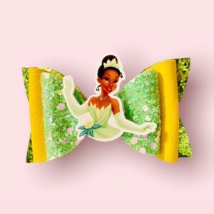 Arc de cheveux de princesse de la princesse Tiana, arc de cheveux de princesse inspiré de Disney, La princesse et la pince à cheveux de grenouille, cadeau Disney, princesse verte et arc de grenouille