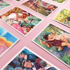 Può includere: Una collezione di dipinti colorati che ritraggono diverse scene, tra cui una coppia su un'altalena, una donna che cavalca un cavallo bianco e un uomo in abito. I dipinti sono incorniciati e esposti su una superficie rosa.