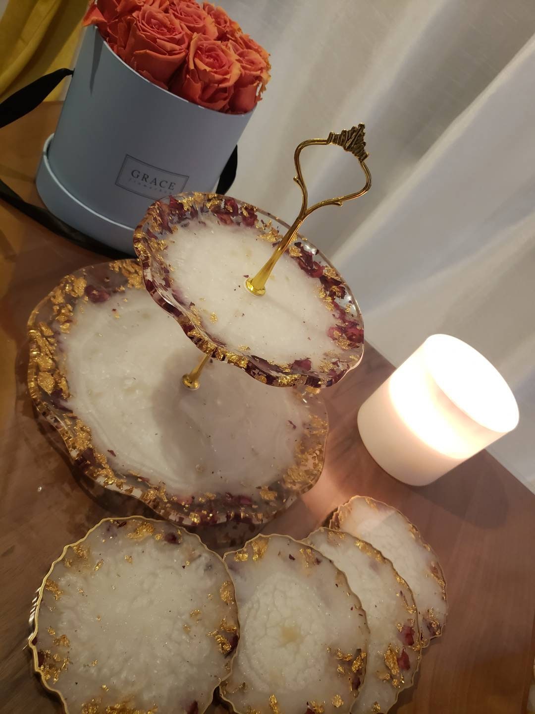 Set 1 Plateau 2 Étages et 6 Sous Verres Résine, Blanc, Feuilles d'or, Pétales de Rose