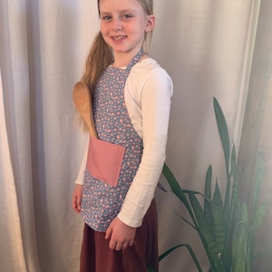 Kid&#39;s Apron/Boy&#39;s aprons/Gift for boys/Girl&#39;s apron/small aprons/gift for kids/gifts for children/practical gifts for kids/aprons/kids/child