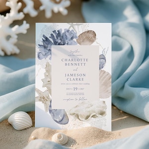 Pode incluir: Convite de casamento com um design em aquarela de conchas, corais e estrelas do mar em tons de azul, bege e branco. O convite inclui os nomes de Charlotte Bennett e Jameson Clarke, com a data do casamento em 19 de julho de 2027.