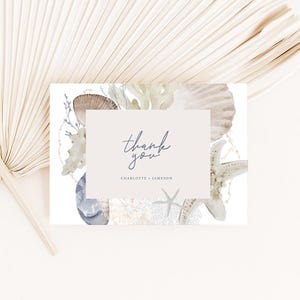 Modelo de cartão de agradecimento para casamento na praia – Design de conchas azuis e bege, download editável do Canva, nota de agradecimento de verão para impressão