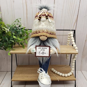 Gnomo de café, decoración de cafetería, gnomo sentado con patas, gnomo "La vida comienza después del café", bandeja escalonada para repisa de escritorio