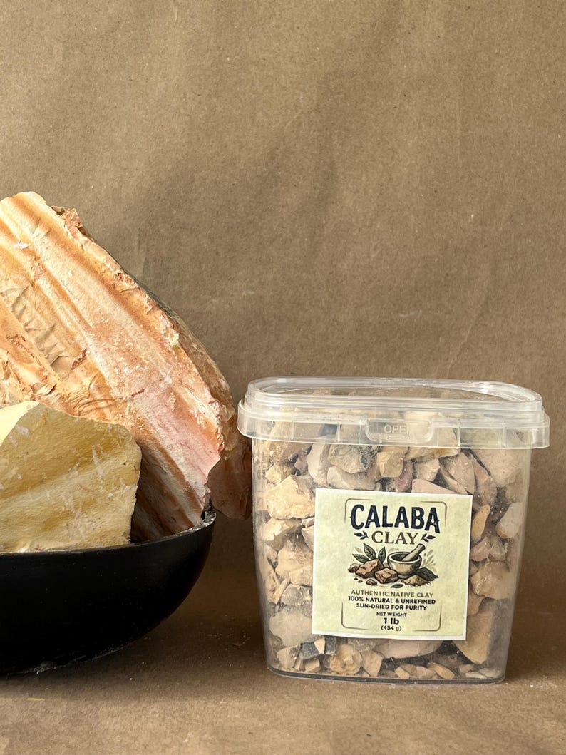 Puede incluir: Un recipiente de pl&aacute;stico transparente lleno de peque&ntilde;os trozos de arcilla de color tostado, etiquetado Calaba Clay, 1 lb (454 g), junto a un cuenco negro que contiene grandes rocas de arcilla cruda en tonos beige y naranja.