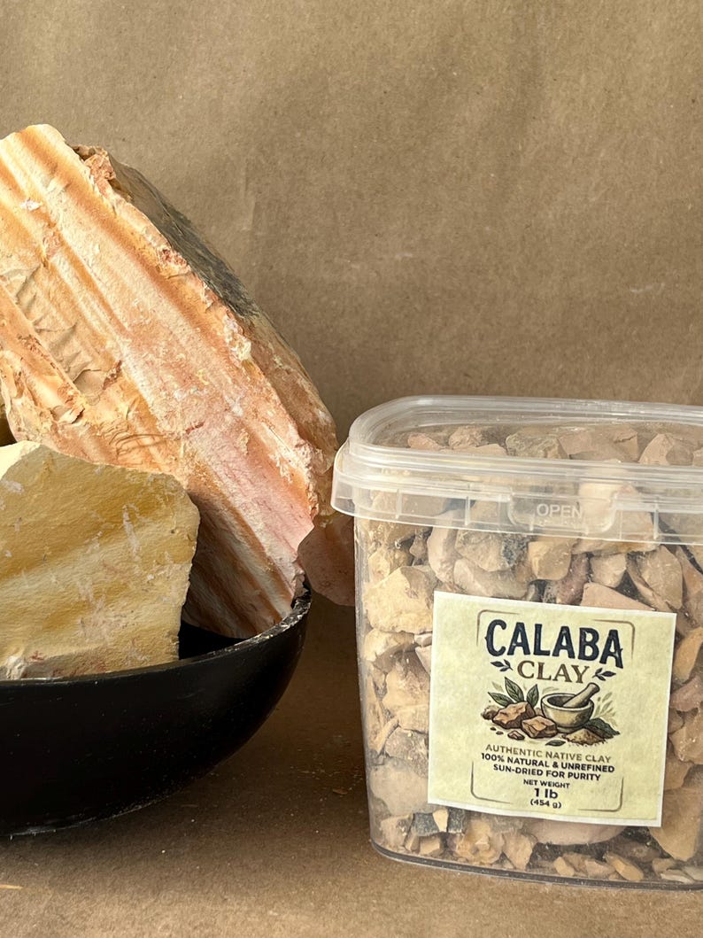 Puede incluir: Un recipiente de pl&aacute;stico transparente lleno de trozos peque&ntilde;os de arcilla Calaba de color tostado, con una etiqueta que incluye '1 lb (454 g)'. Al lado hay un cuenco negro con rocas minerales grandes, estratificadas, naranjas y amarillas.