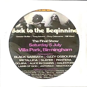 Puede incluir: Imagen promocional circular del concierto "Back to the Beginning". La imagen presenta a los miembros de la banda y el texto "The Final Show, Saturday 5 July, Villa Park, Birmingham". Las bandas incluyen Black Sabbath, Ozzy Osbourne y Metallica.
