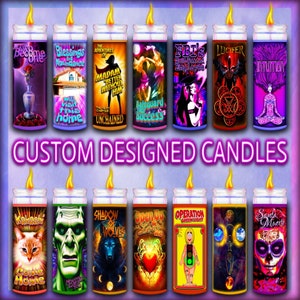 Puede incluir: Una colección de velas de diseño personalizado con varios gráficos y texto. Los diseños incluyen un gato, un monstruo, un lobo, un corazón, un semáforo y una calavera. Otras velas presentan textos como "Become One" y "FBI's Most Wanted Employee."