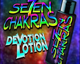Pode incluir: Uma garrafa de "Seven Chakras Devotion Lotion" com texto colorido sobre um fundo escuro. A garrafa tem uma tampa preta e um rótulo com texto colorido do arco-íris. As palavras "Seven Chakras" e "Devotion Lotion" são exibidas em destaque.