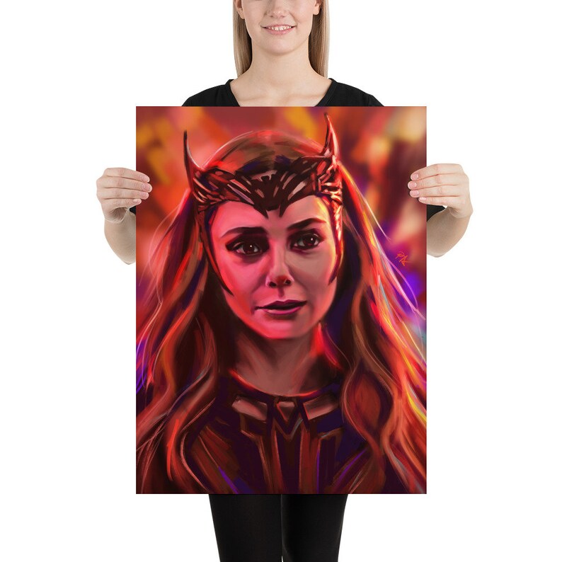 Puede incluir: Una pintura digital de una mujer con el pelo largo y rojo que lleva un tocado rojo y negro. El fondo es un desenfoque de luces rojas, naranjas y amarillas.