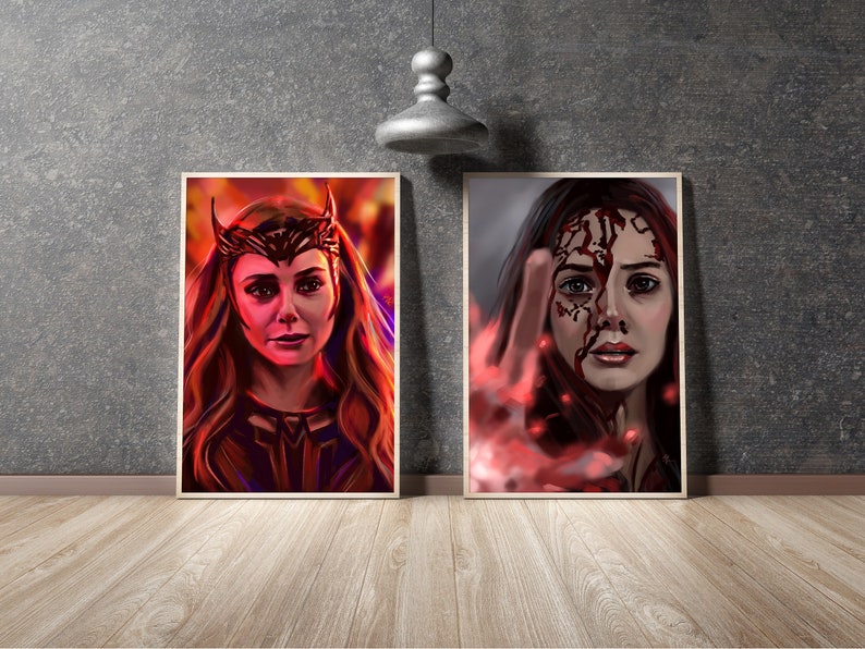 Puede incluir: Dos impresiones de arte digital enmarcadas de una mujer con cabello rojo y una corona roja. La mujer en la impresi&oacute;n de la izquierda est&aacute; mirando al espectador con una expresi&oacute;n seria. La mujer en la impresi&oacute;n de la derecha tiene sangre goteando por su rostro y est&aacute; mirando hacia un lado.