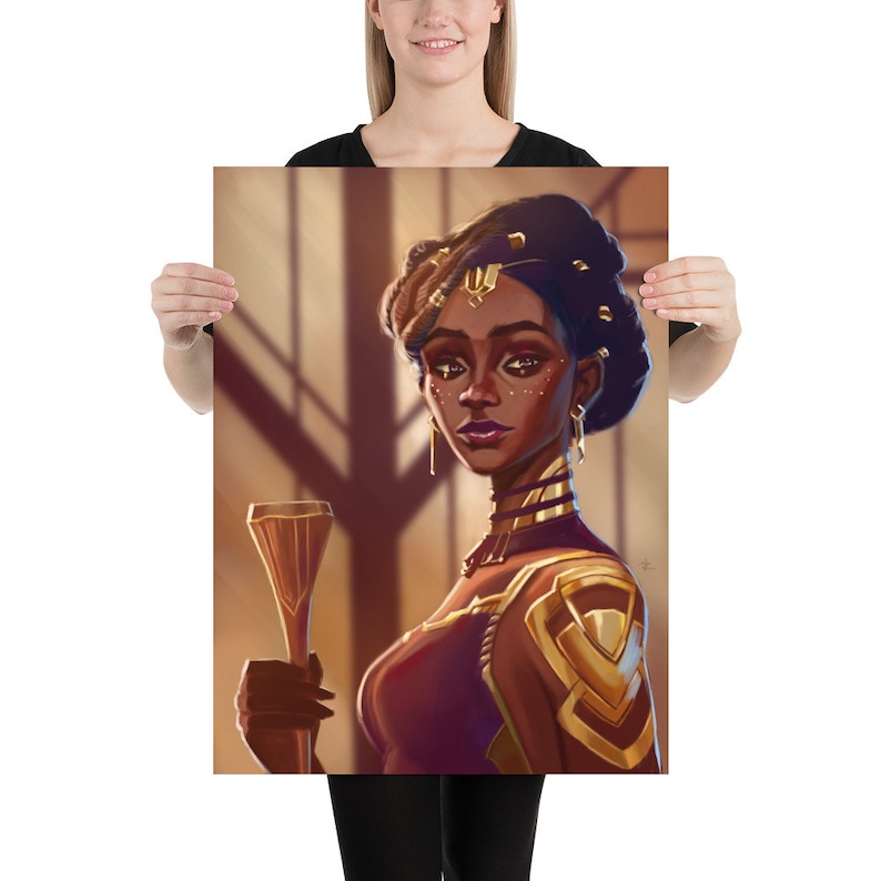 K&ouml;nnte beinhalten: Ein digitales Gem&auml;lde einer Frau mit dunkler Haut, die ein goldenes und burgunderfarbenes Outfit und eine goldene Krone tr&auml;gt. Sie h&auml;lt einen goldenen Kelch in ihrer rechten Hand. Der Hintergrund ist in einem warmen Goldton gehalten.